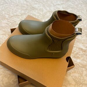 UGG BOOTS OLIVE WATERPROOF RUBBER RAIN BOOTS, WOMEN US 7